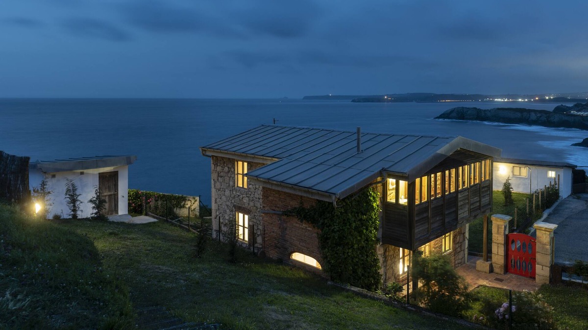 Castrillon Villa | Property on Seacliff in front of the Beach