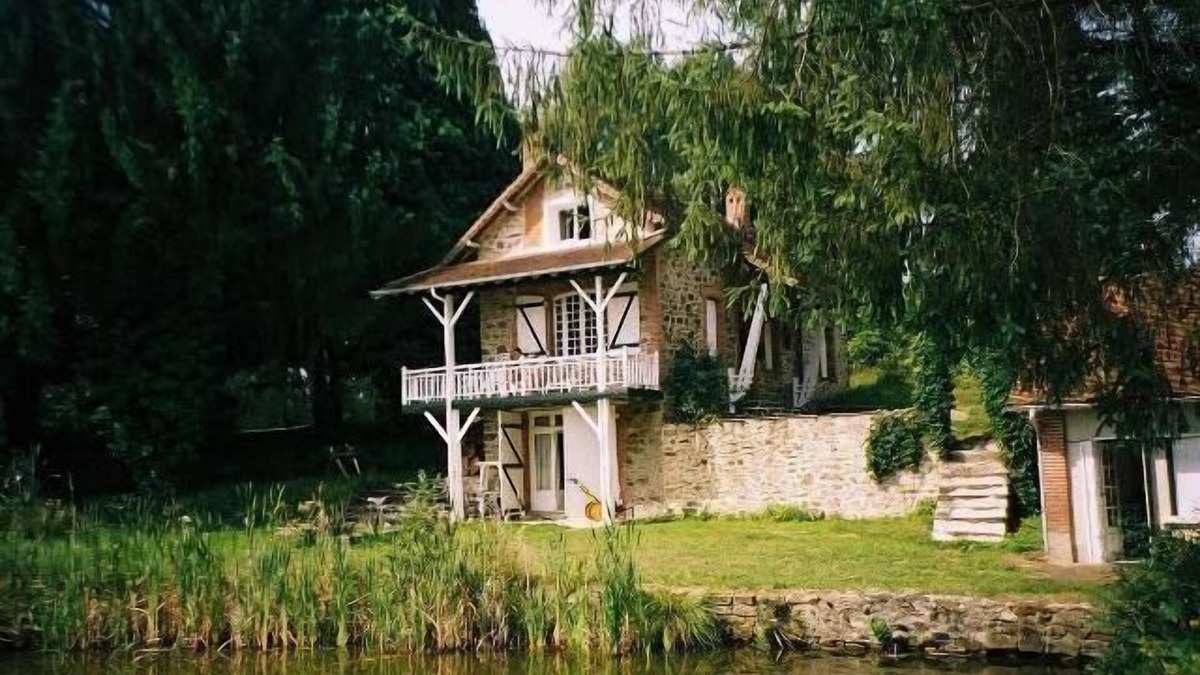 Ladignac le Long House | property with guest house on beautiful grounds (9 ha) directly on a large lake (5 ha)