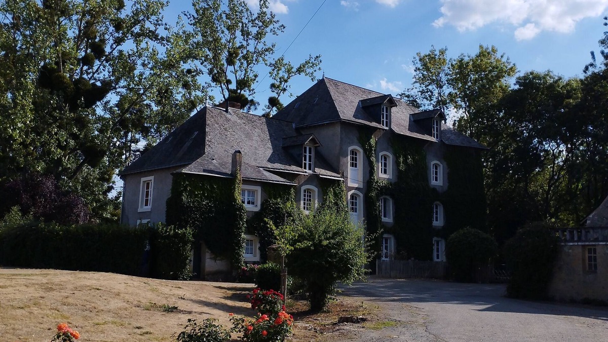 Montreuil-sur-Maine House | Propriété Équestre en Bordure de Rivière