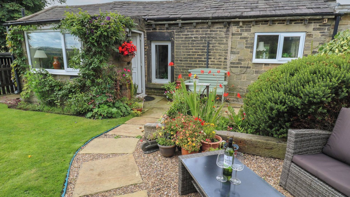 Sowerby Bridge Cottage | PROSPECT COTTAGE, pet friendly, with a garden in Ripponden
