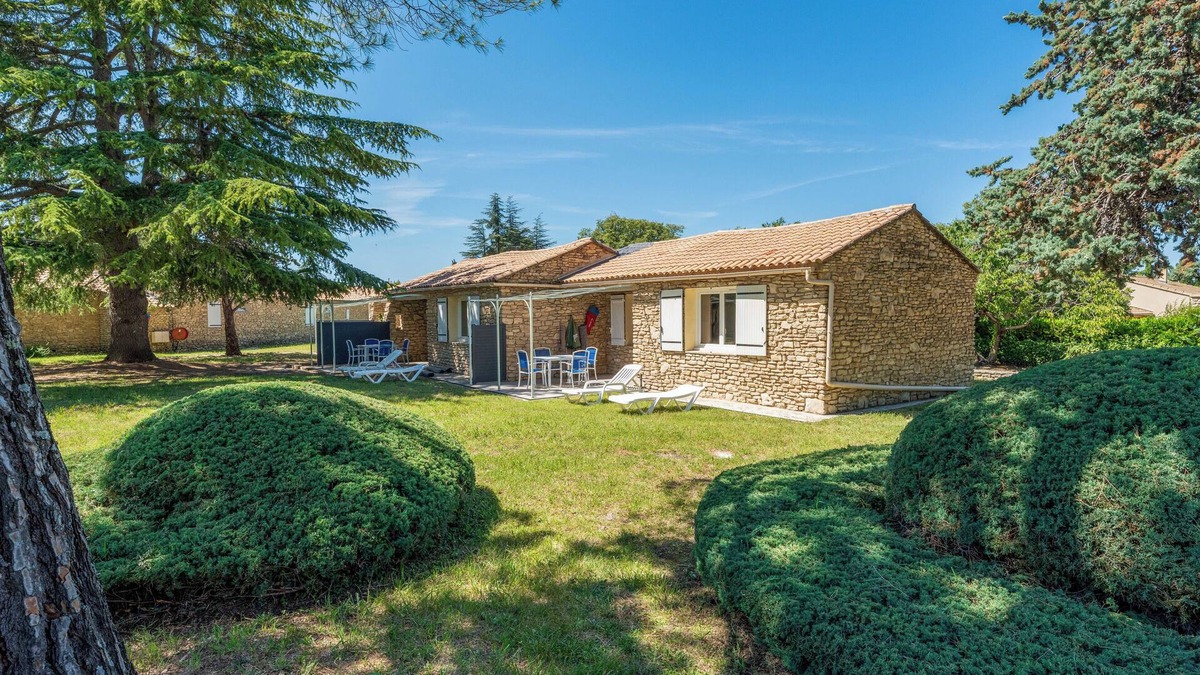 La Roque-sur-Pernes Condo | Provencal country house T2 in a tourist residence