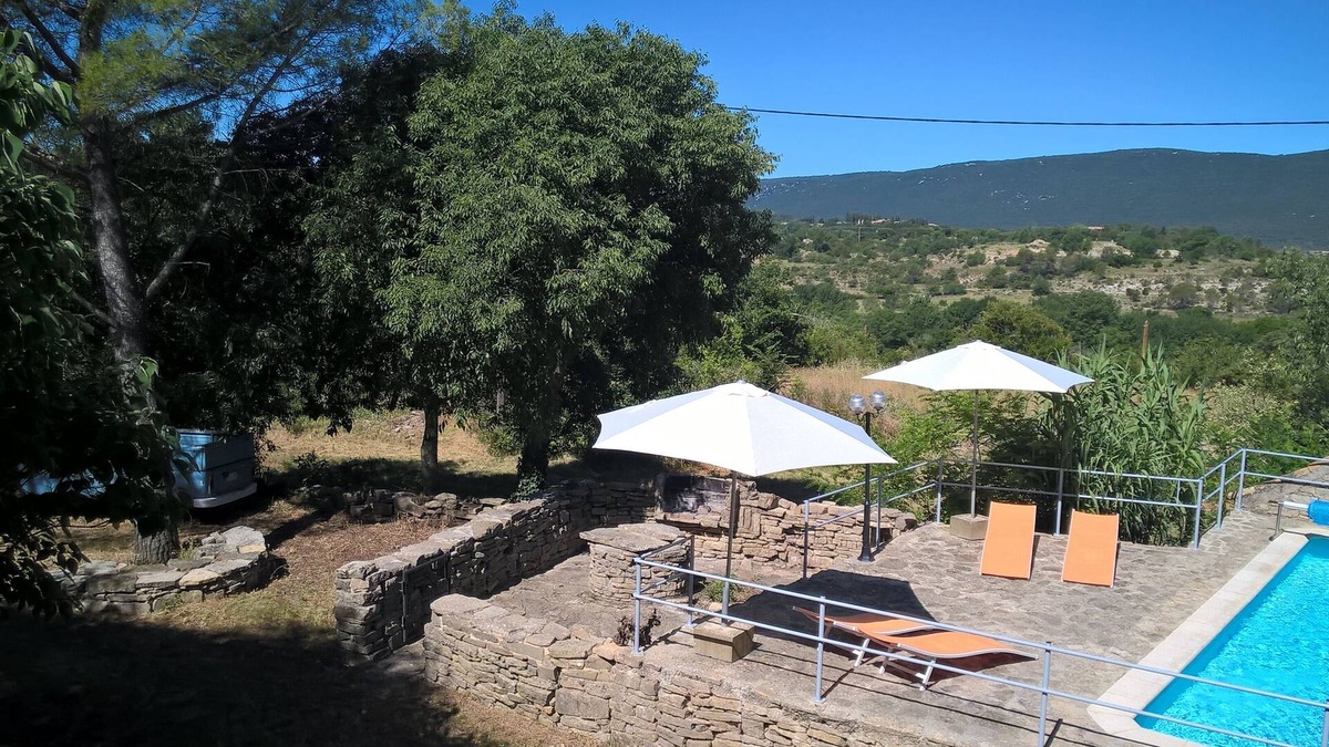 Pompignan House | Provencal farmhouse with swimming pool in a domain of 4 ha in the middle of the village
