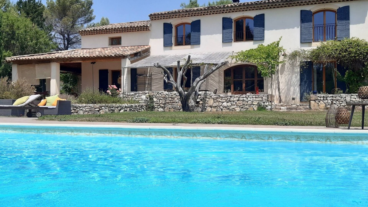 Venelles House | Provencal house near Aix en Provence with bowling pitch and swimming pool.