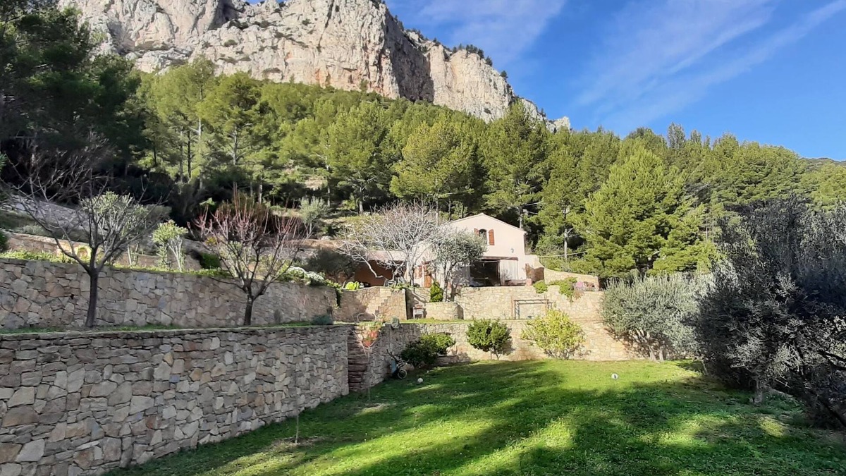 Toulon House | Provencal villa perched in the hills