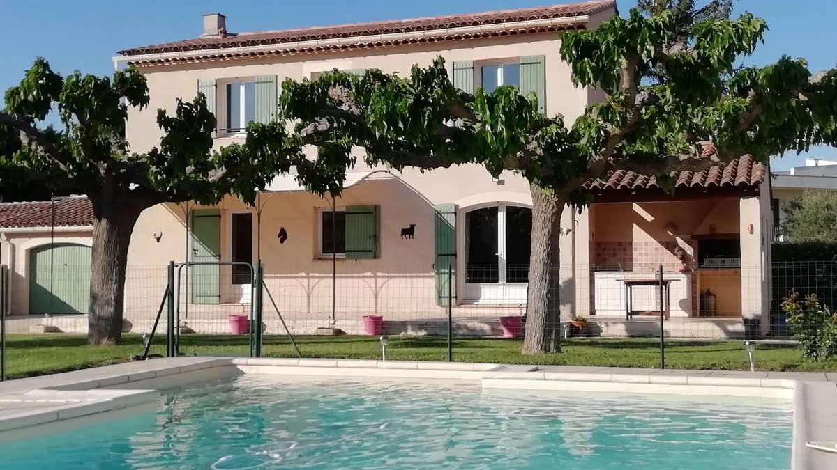 Cabannes Villa | Provencal villa with swimming pool, parking, for 6 to 8 people of 130 M².