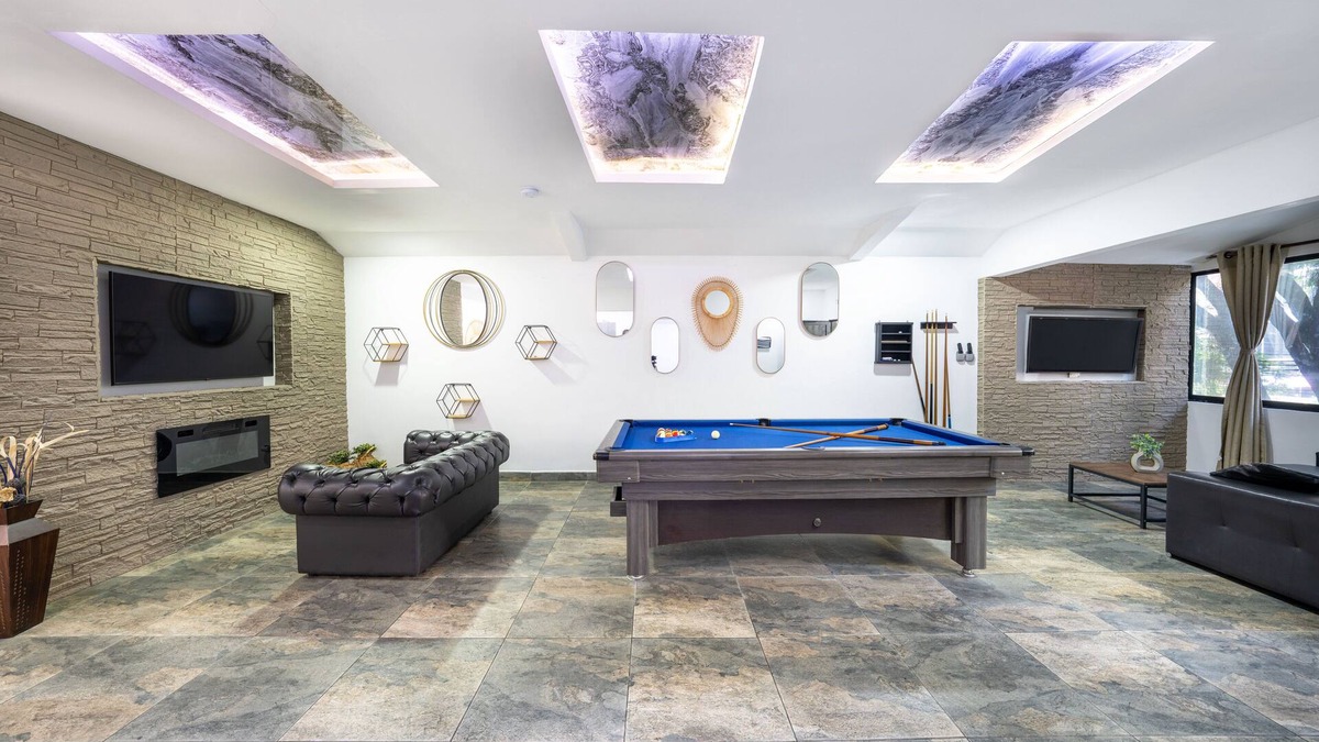 Las Lomas I Apartment | Provenza Apartment 5-bedroom apartment with Jacuzzi!, AC in all bedrooms