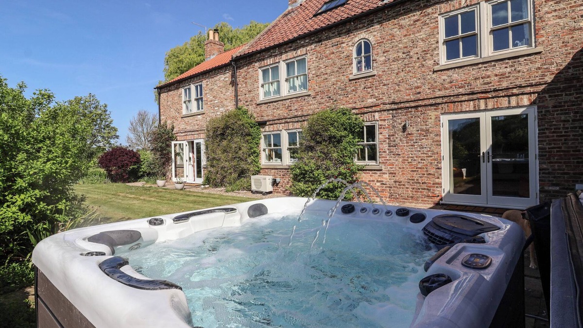 Scawton House | PROVIDENCE FARMHOUSE, family friendly, with hot tub in Easingwold