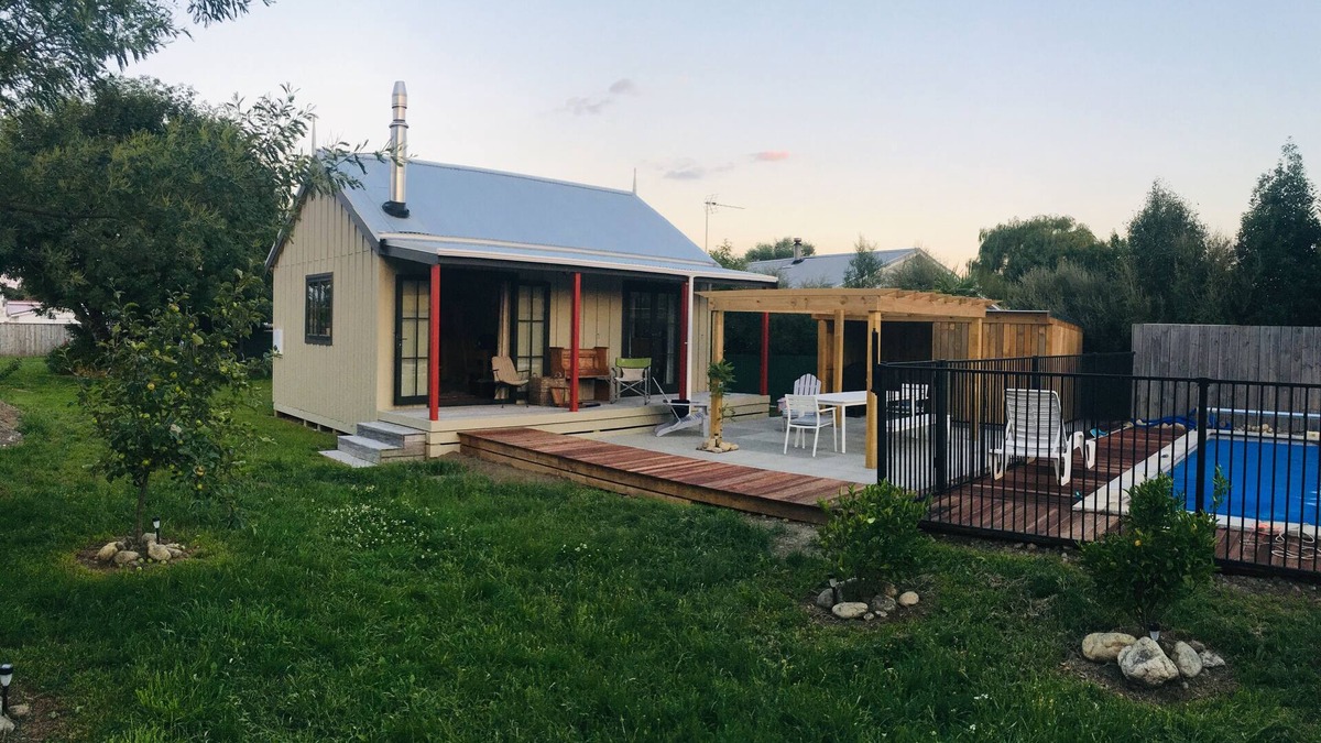 Greytown Cottage | Prvt cottage + cabin + pool on quarter acre section (wood burner, pet friendly)