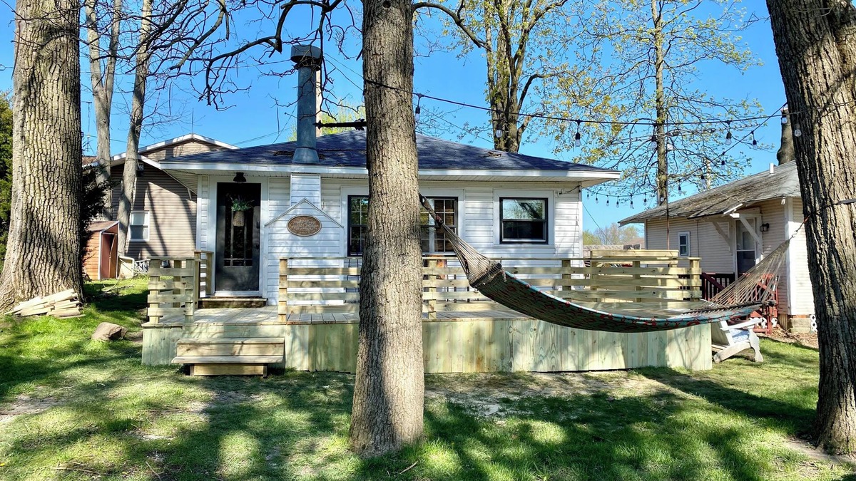 Lakeview Cottage | Ptoobies Place- waterfront cottage with boat dock & NEW deck!