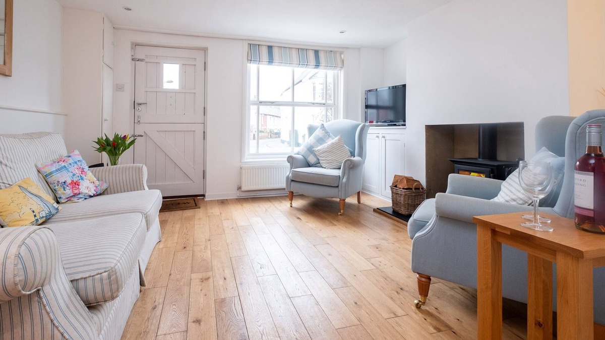 Aldeburgh Apartment | Puddleduck Cottage - sleeps 6 guests in 3 bedrooms