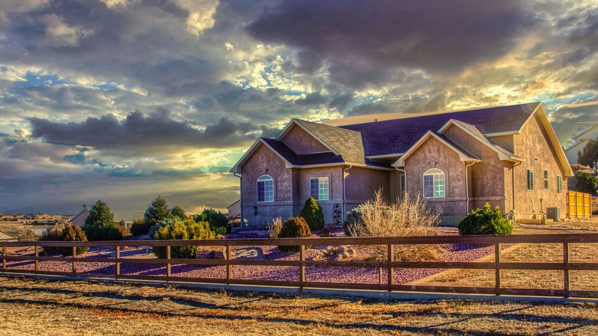 Pueblo West House | Pueblo 'Five Star Pikes Peak View' Home w/Hot Tub