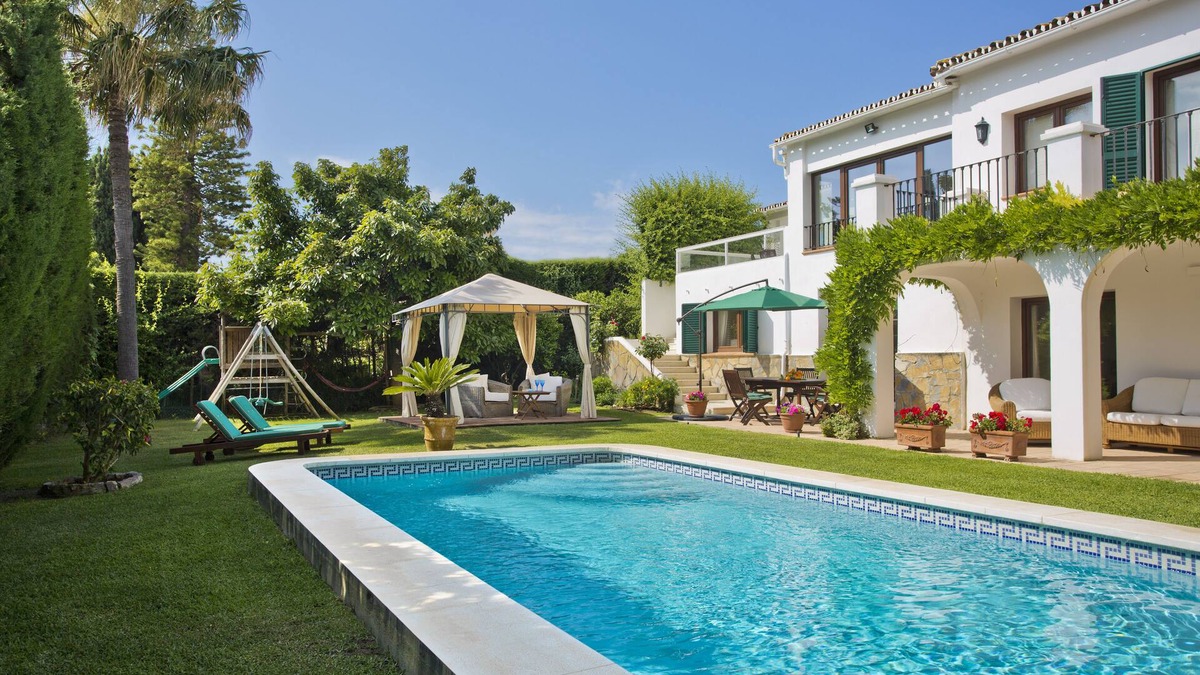 Guadalmina Apartment | Puerto Banus Private pool and garden. 200m of golf, restaurants and shops