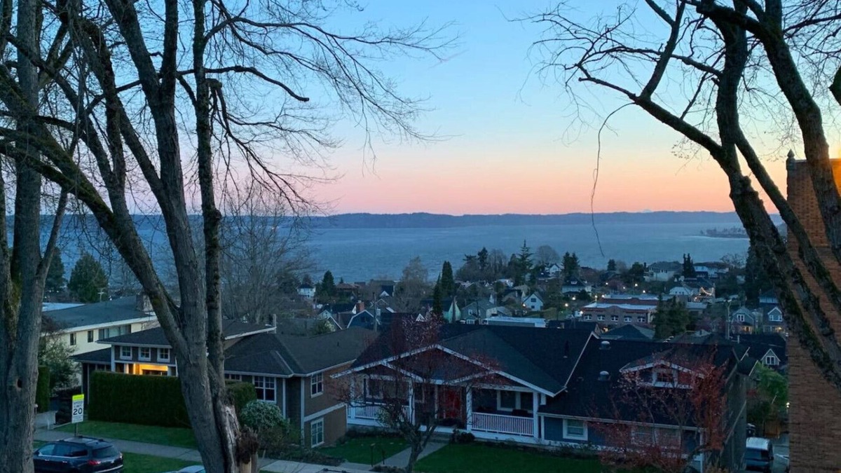 North End Condo | Puget Sound View 2 Baths Best Area WD Jacuzzi Bath
