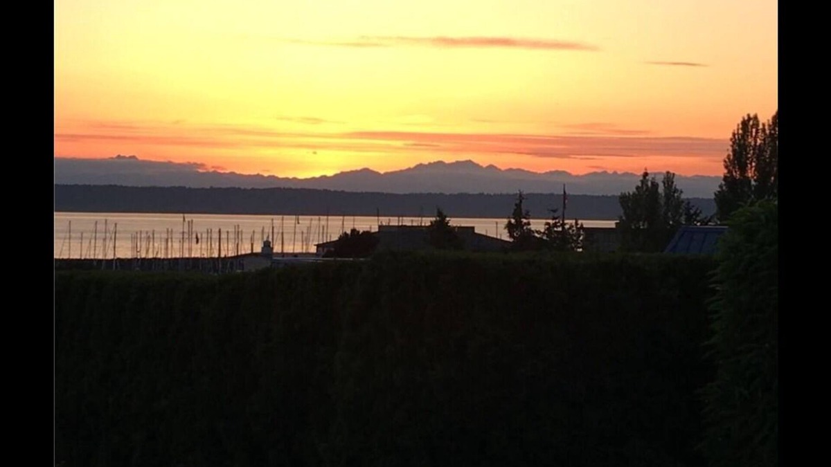 Des Moines House | Puget Sound View Stunner in Marina Beach Town