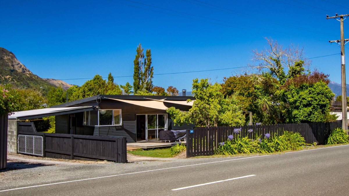 Pohara House | Pukeko Cottage - Pohara Holiday Home