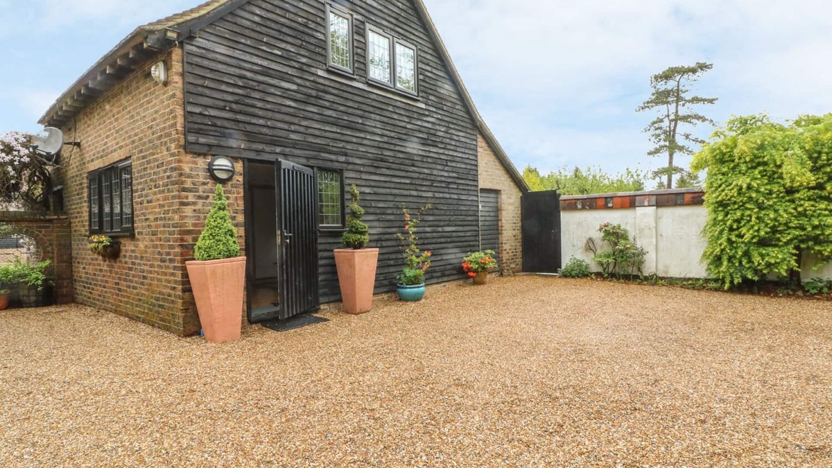 Cowbeech Cottage | PUMP HOUSE, pet friendly, luxury holiday cottage in Hellingly