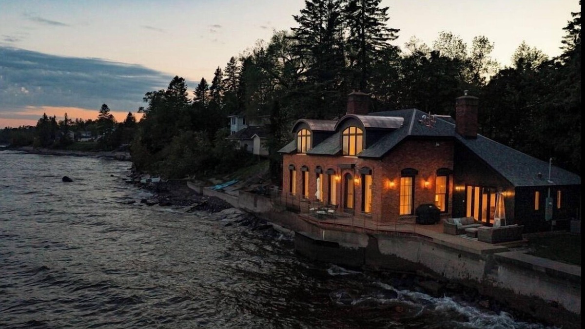 Lakeside - Lester Park Cottage | Pumphouse on Lake Superior I 200’ Lake Superior Frontage I Incredible Views