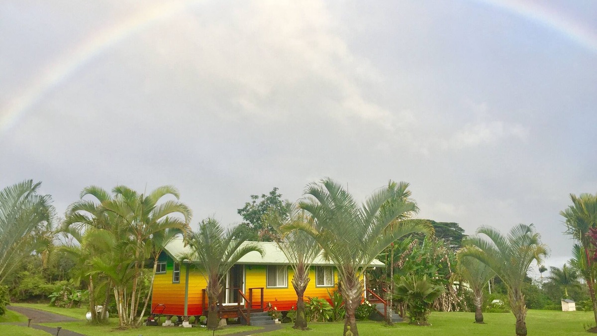 Pahoa Cottage | Puna Rainforest Hotspring Retreat -Rainbow Cottage with ocean views