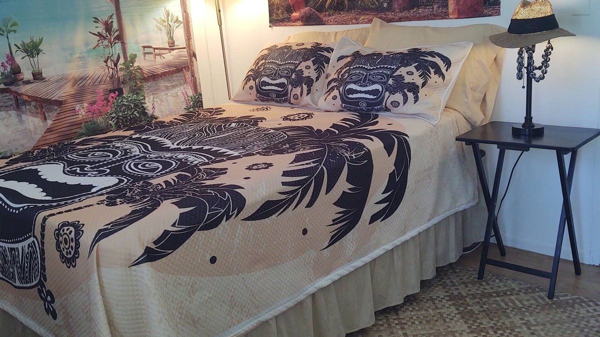Nanawale Estates House | "Puna Tiki" is a Bedroom w/small bath, mini fridge & microwave