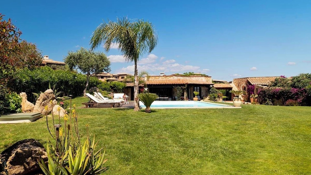 Puntaldia Villa | Puntaldia Seaview Fourn5 bedroomed villa with large garden, sea views and pool