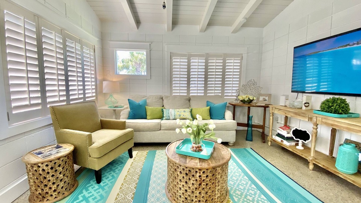 Laguna Beach Estates House | Pup Friendly Cottage~Just Remodeled ~4 Doors to the Beach! ~ August 9-23 Only $990