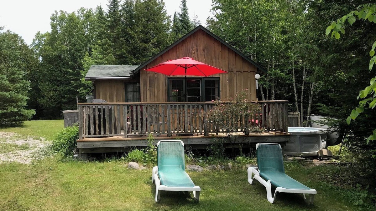 Youngs Point Cottage | Puppy Love Cottage Retreat at the Lake Edge Cottages!
