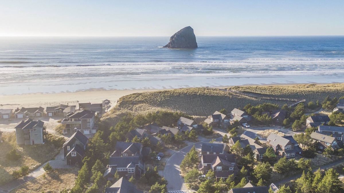 Kiwanda Shores House | Pura Vida #166 - Perfect beach house. Family friendly, HOTTUB, easy walk to beach