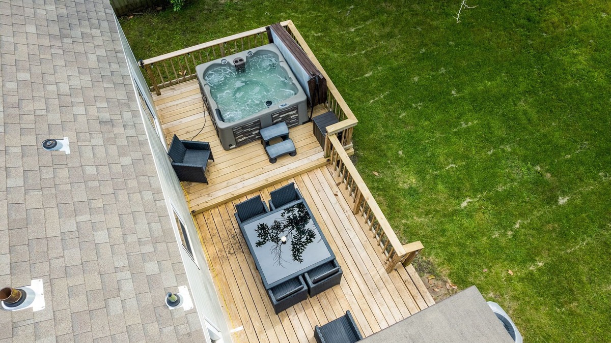 Sunrise Terrace House | Pure Comfort by the Expo; hot-tub, pets, families!