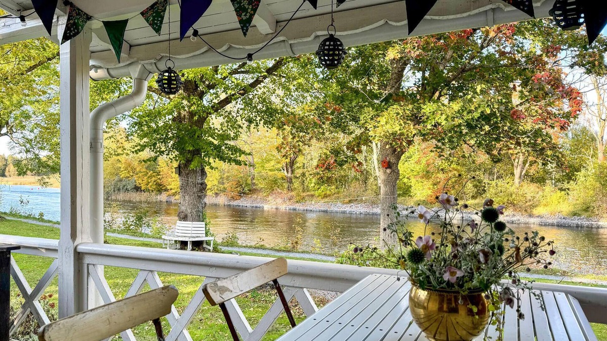 Vaddo House | Pure idyll awaits you in this cosy holiday home directly on the Vaddö Canal.
