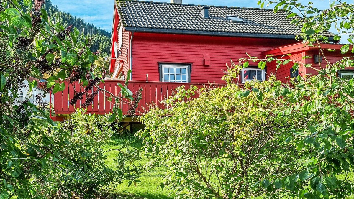 Volda House | Pure idyll - spend a quiet vacation by the fjord.