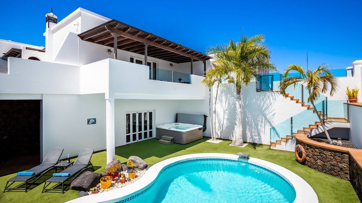 Puerto Calero Villa | PURE LUXURY 4 Bedroom 5 bathroom Villa With Heated pool, Aircon and Hot Tub