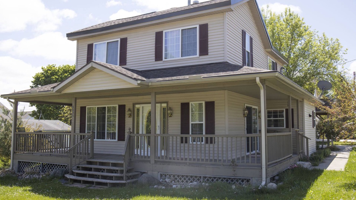 Central Lake House | Pure Michigan Awaits! 10 minutes to Lake Michigan, 2 min. to Intermediate Lake