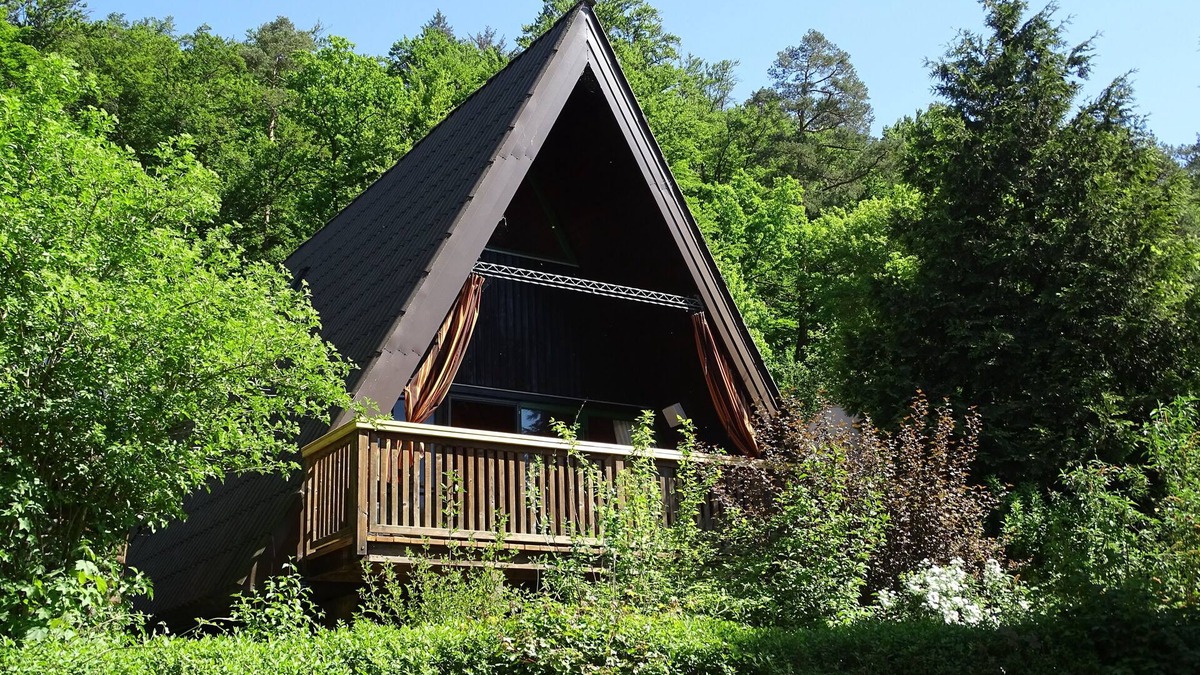 Kinding House | Pure nature: bright comfort house between bathing lake and forest, with a sunny XXL loggia