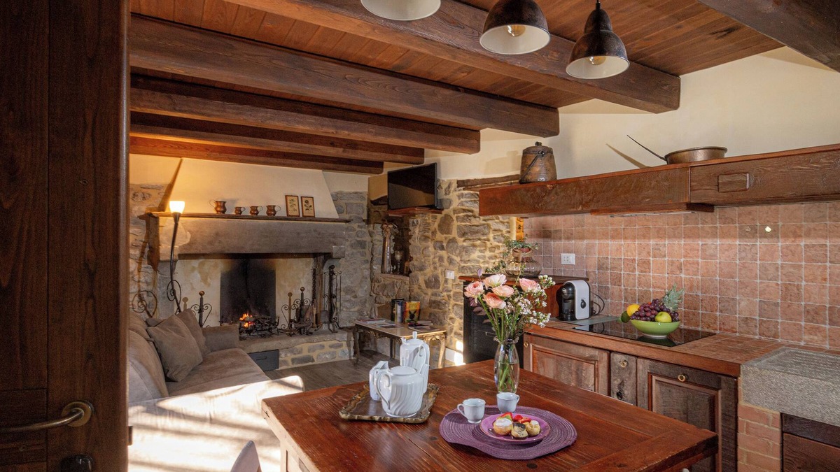 Raggiolo Cottage | Purgatorio house, a typical Tuscan structure with pool, surrounded by nature.
