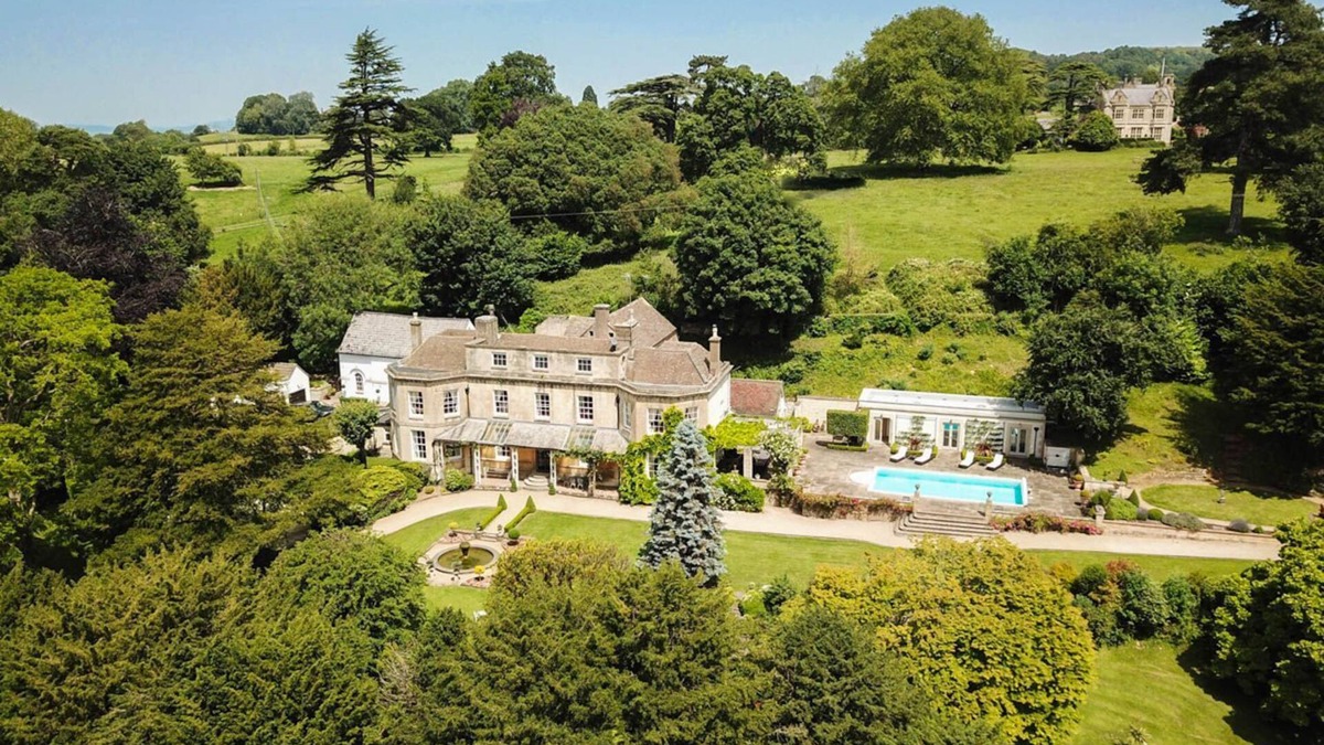 Dursley Villa | Purnell Manor - Nine Bedroom Villa, Sleeps 26