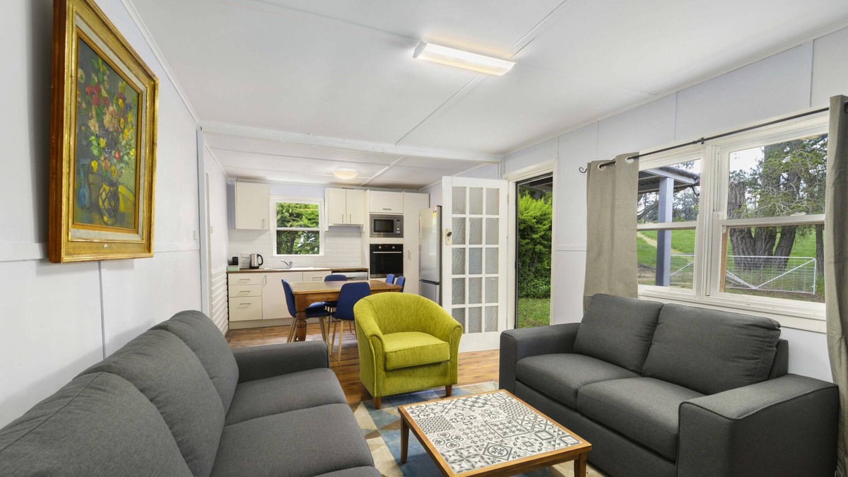 Canobolas House | Purple Cottage, Orange NSW. A cosy oasis + walk to 4 vineyards