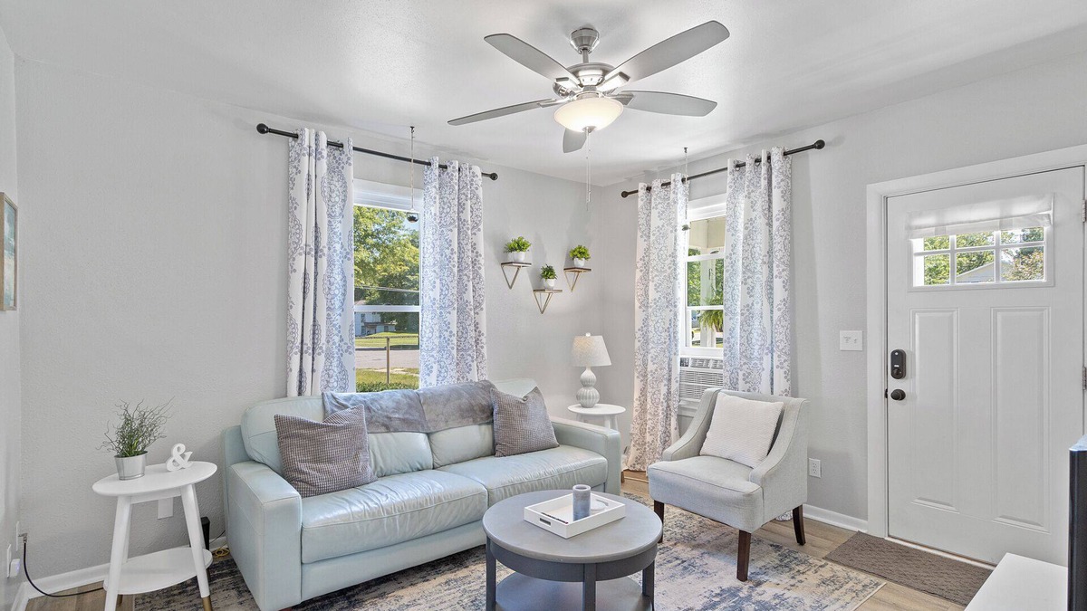 Portage Apartment | Purple Door Retreat- Wi-Fi, 20 Minutes from Wisconsin Dells