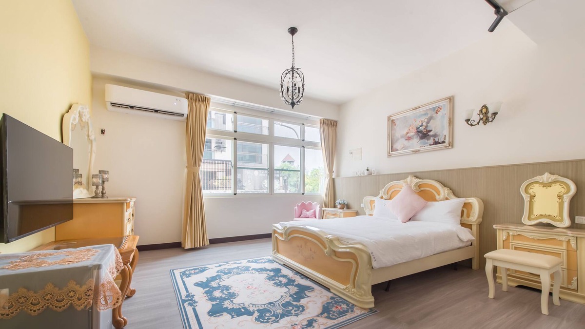 Old Town Bed & Breakfast | Purple Flower House