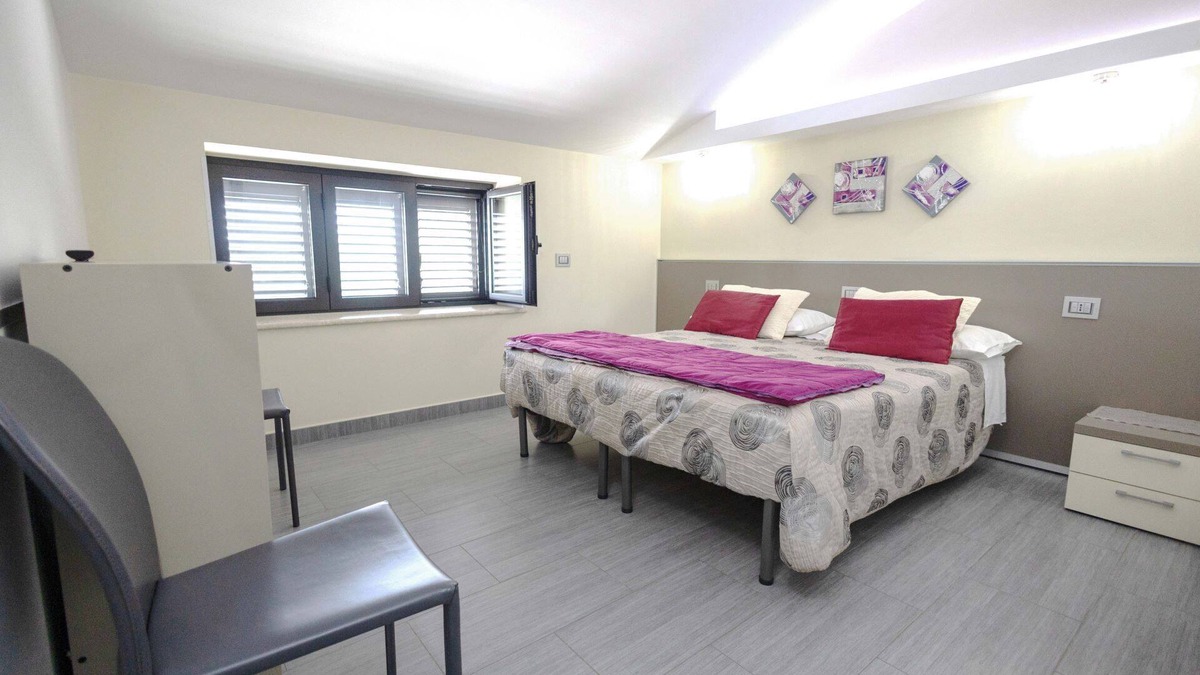 Campolattaro Hotel | Purple Room - Bedroom with lake view