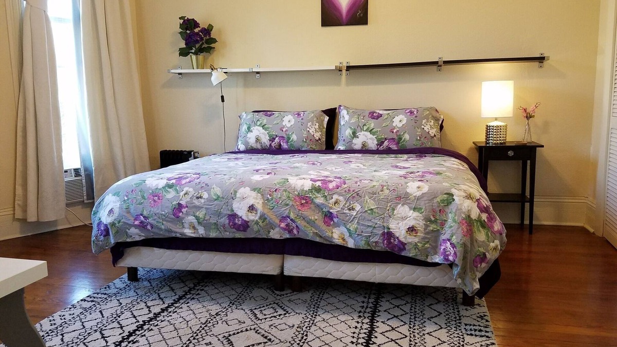 Government Hill Bed & Breakfast | Purple ROOM ! With shared Bathroom inside a house.