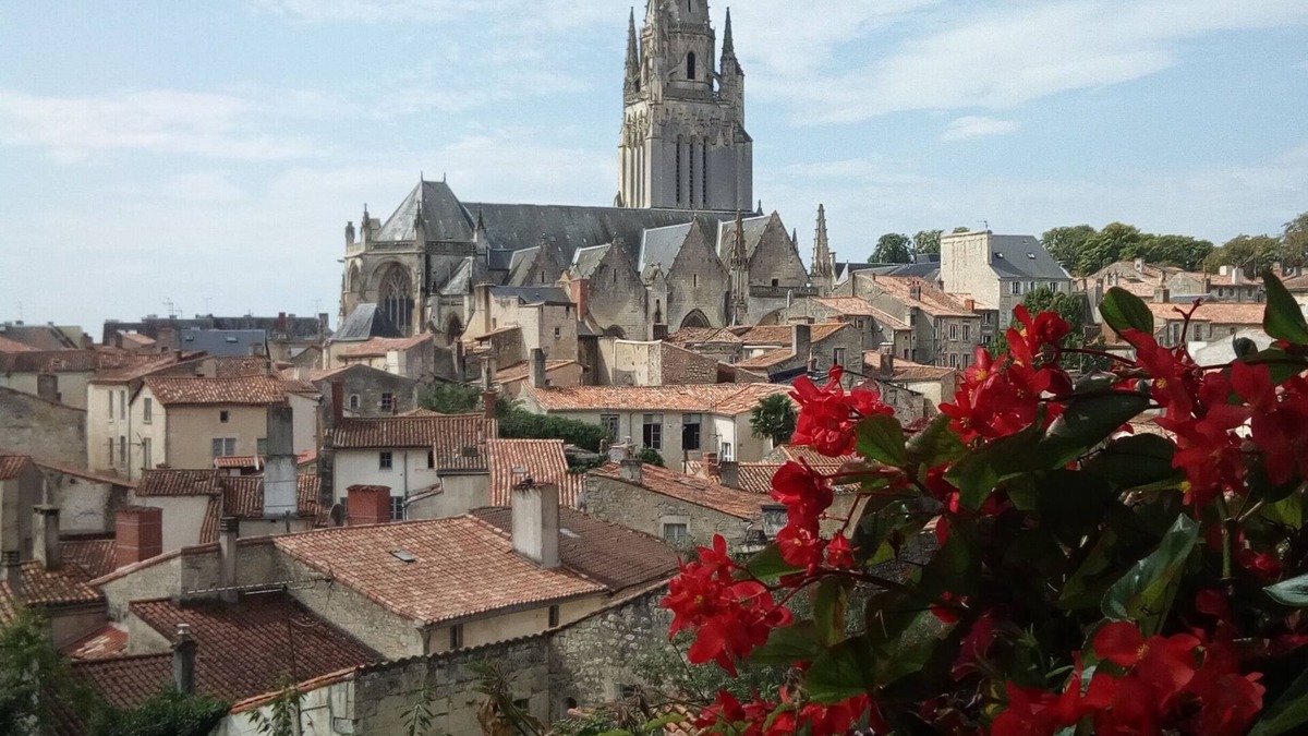 Saint-Pierre-du-Chemin Cottage | Puy Du Fou, 35 minutes. Short walk to bakery, bar and restaurant.