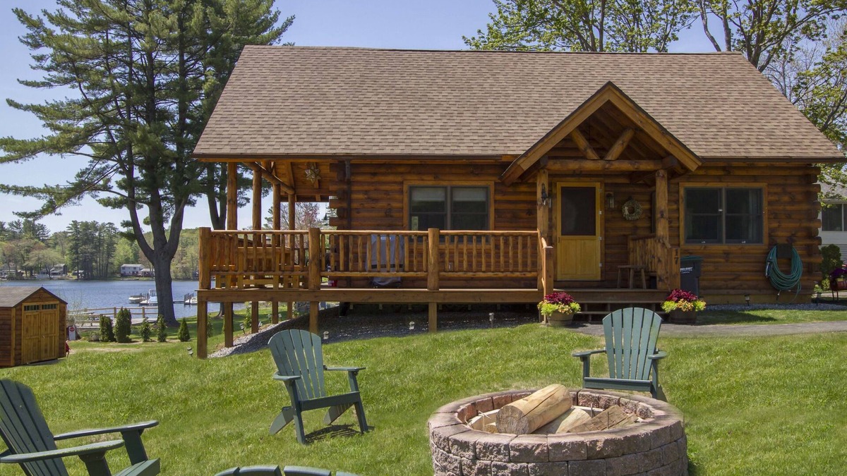 Lochmere Cabin | PVT sandy beach,Fire pit,kayaks, paddle boards,dog friendly,1 min to Lake Estate