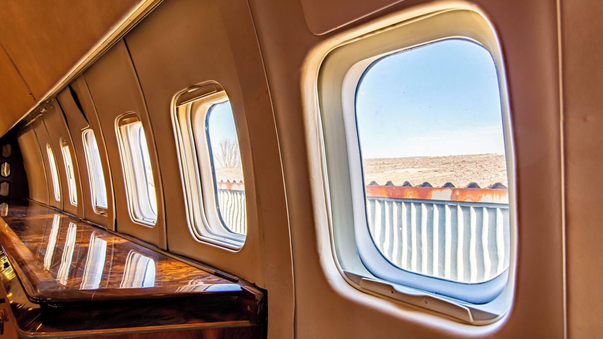 Hanham Boat Rental | PYTCHAir Boeing 727 Private Jet Hotel