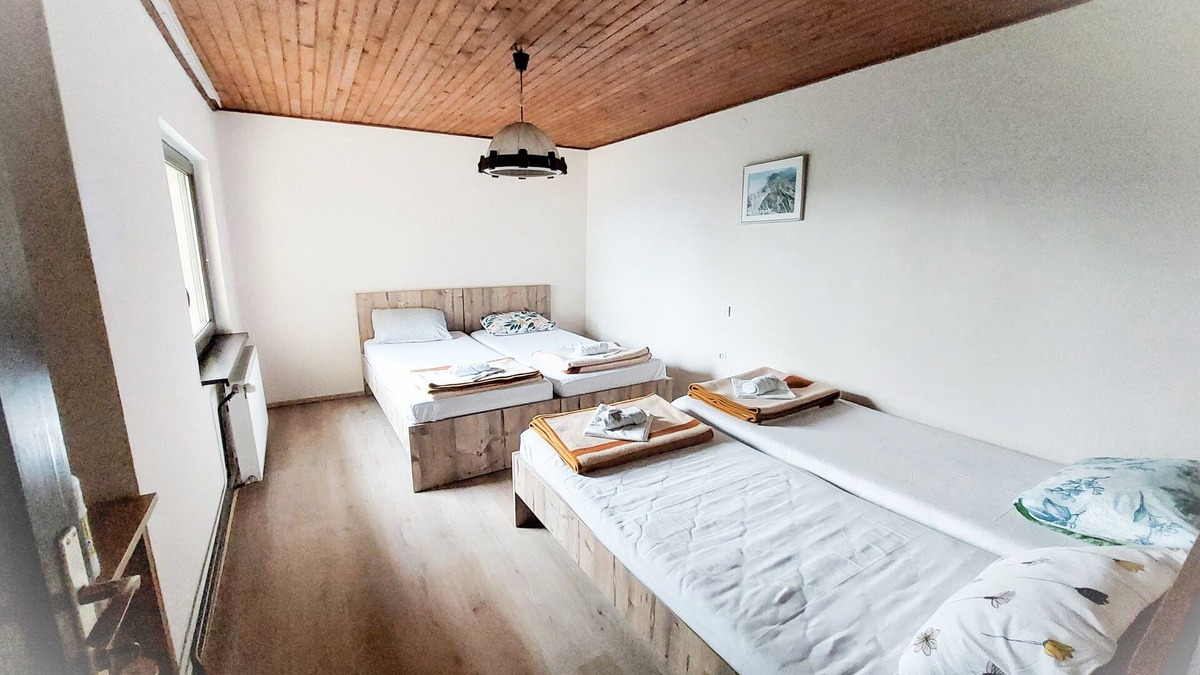 Hrastnik House | Quadrupe Room with Balcony at Planinski Dom Gore