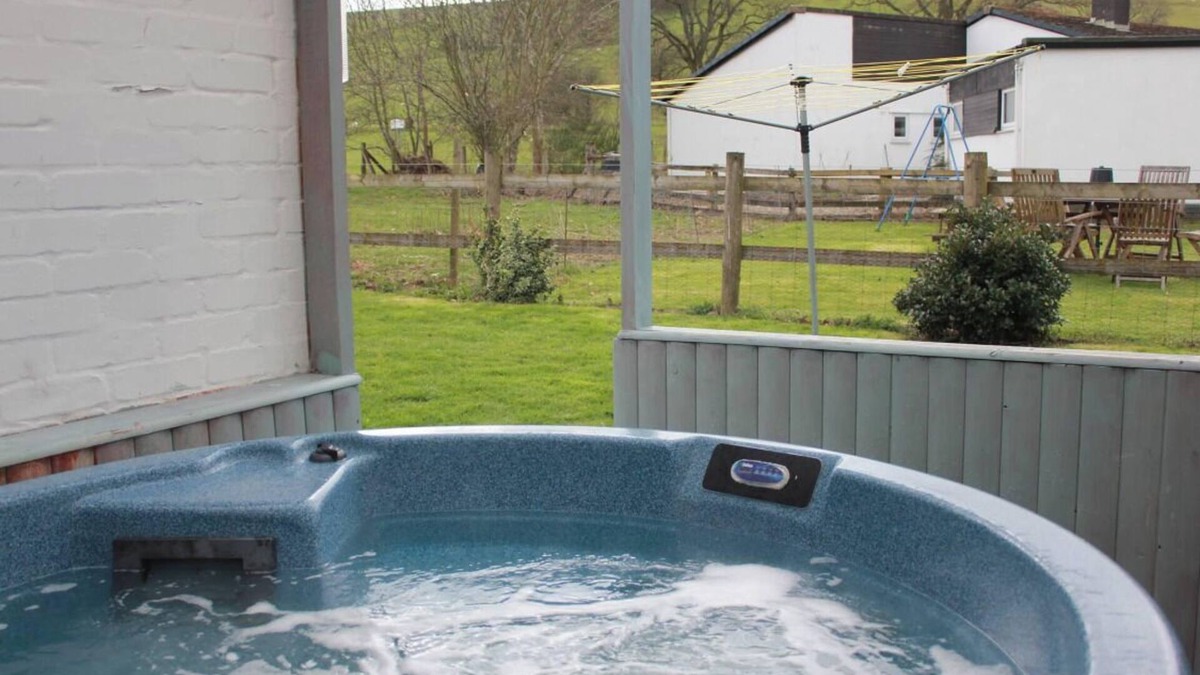 Llanarmon Dyffryn-Ceiriog Cottage | Quaint cottage Tygwyn with all weather Hot Tub.