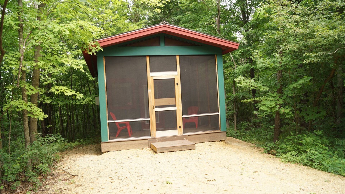Glenwood City Cabin | Quaint 1-bedroom camper cabin in County Park!