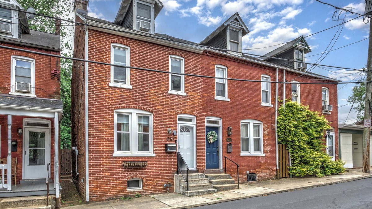 Lancaster House | Quaint 2 BDRM With Fenced in Backyard