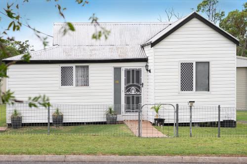 Warwick House | Quaint 2 bedroom fully furnished Cottage
