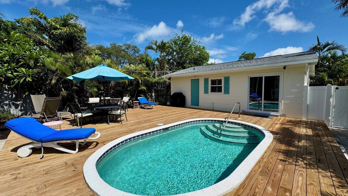 Central Naples House | Quaint 2BR Beach Cottage – Heated Pool & Patio