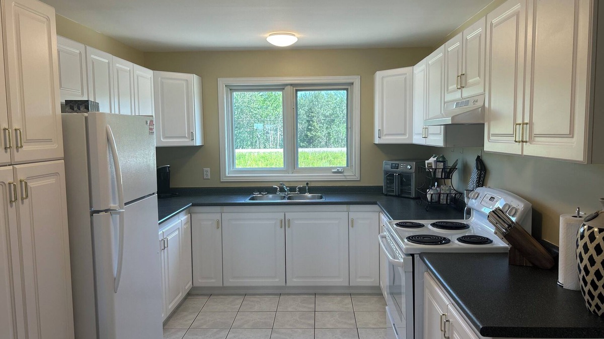 Greenstone Apartment | Quaint 3 bedroom apartment with full bathroom, full kitchen and in-unit laundry